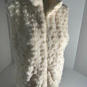 WOMENS FURRY WHITE ACRYLIC VEST ZIP UP FRONT AND POCKETS